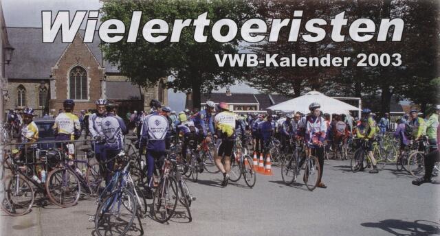 Kalender-pin-ups
En wat te denken van deze kalender-hoofding. Onze eigenste voorzitter midden in beeld met onze sponsor duidelijk gekadreerd, en ook Raf laat zich van de voordeligste zijde zien. Precies of het in scene gezet is. Beire, die net zijn fiets parkeert, poseert uiteraard liever frontaal.
