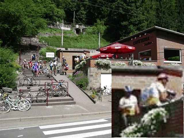 Ti'Light Classic
Enkelen rijden al enkele jaren met volle goesting deze mooie Haspengouwse klassieker die zelfs tot over de Maas een beetje Ardennen gaat proeven. Hier zitten ze even te verpozen, Daniel duidelijk en Bert geeft zich weer even over aan zijn ongezonde gewoonte. Achter Daniel zou Raf zitten en is die helm daar die van de Fre ?
