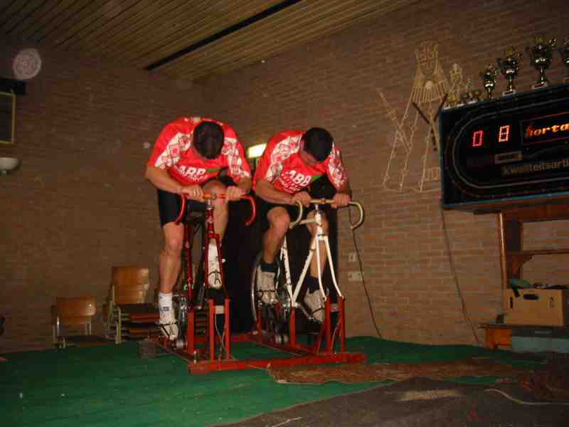 maar toch ieder voor zich
... maar bij de rollenkoers is het toch ieder voor zich om zo de beste totale tijd te krijgen. (Guy Van Dessel en Wim Van Dessel van Jolbo)
