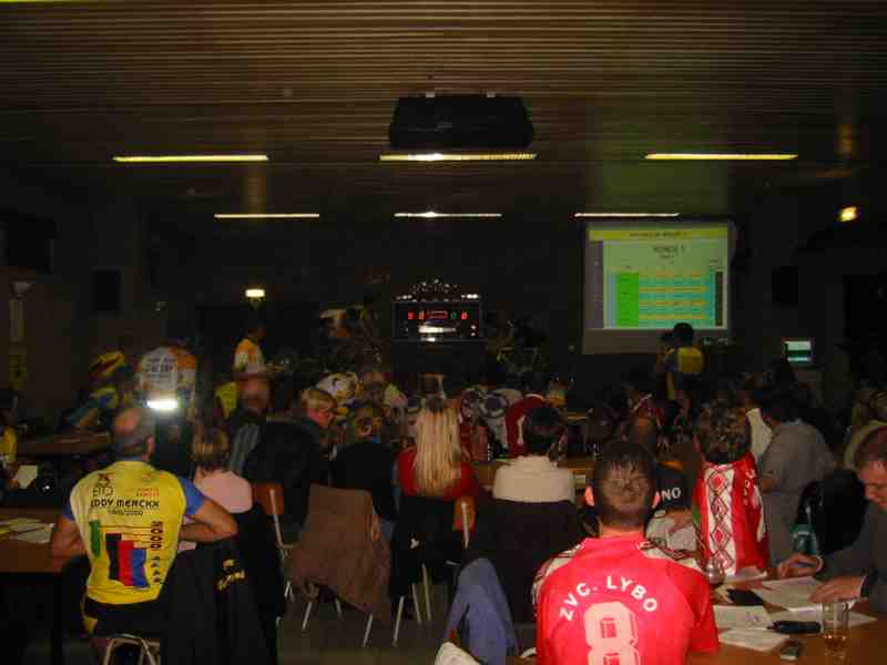 zaaloverzicht
tijdens ronde 1 reeks 3 rit 1 met Wim Dom (Powerbikers A), Ronny Van Woensel (Doremieke), Guy Van Dessel (Jolbo) en Bjorn Van Ganzen (Shimanookes) op de fietsen.
