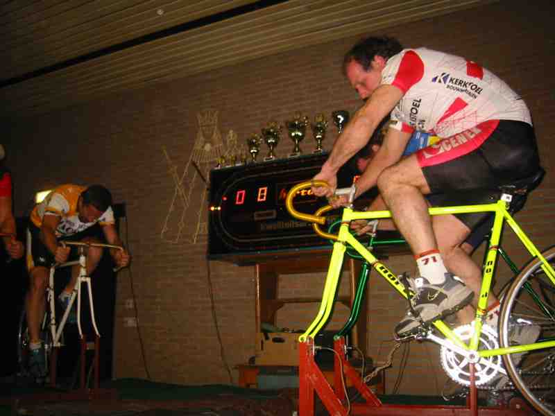 Die eerste bocht veilig doorkomen
denkt Paul van den Broeck van de Jeugd van Tegenwoordig precies, en hij houdt de ogen veiligheidshalve gesloten. Bert van Veutterap zit hier nog in het peloton, maar hij zal deze reeks 1.4 rit 3 winnen met zijn 2e beste tijd.
