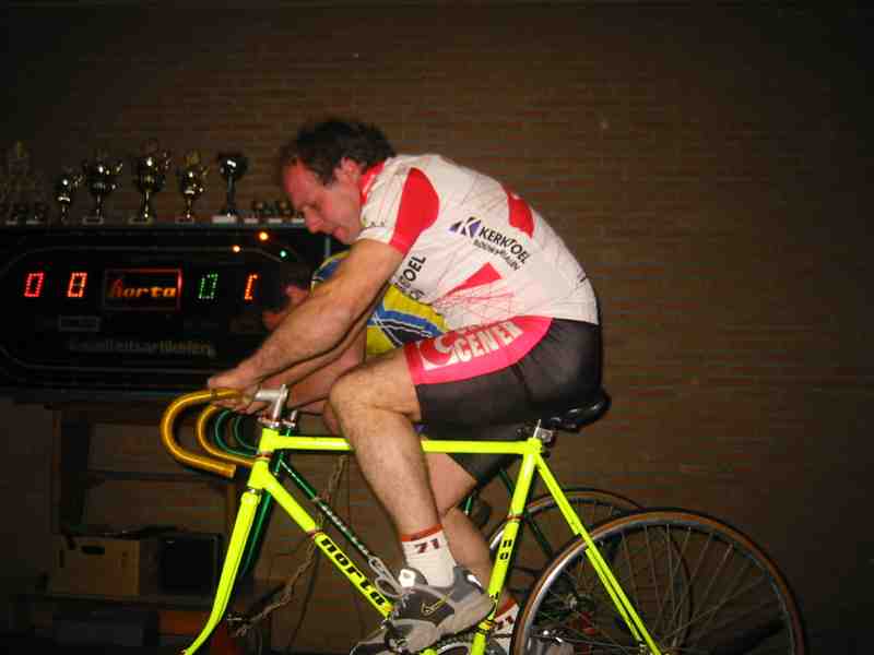 en dan die laatste recht lijn nog
op het bord zien we nu duidelijk de 2e fiets (Bert) aan de leiding, en Paul van den Broeck komt als tweede uit de bocht.
