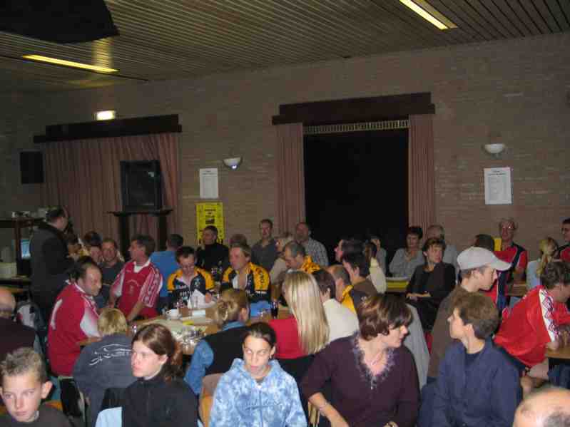 alle stoelen volzet
De supporters waren weer talrijk opgekomen, alle stoelen in de zaal waren volzet. Spijtig dat er door enkele forfaits toch nog zadels onbezet bleven.
