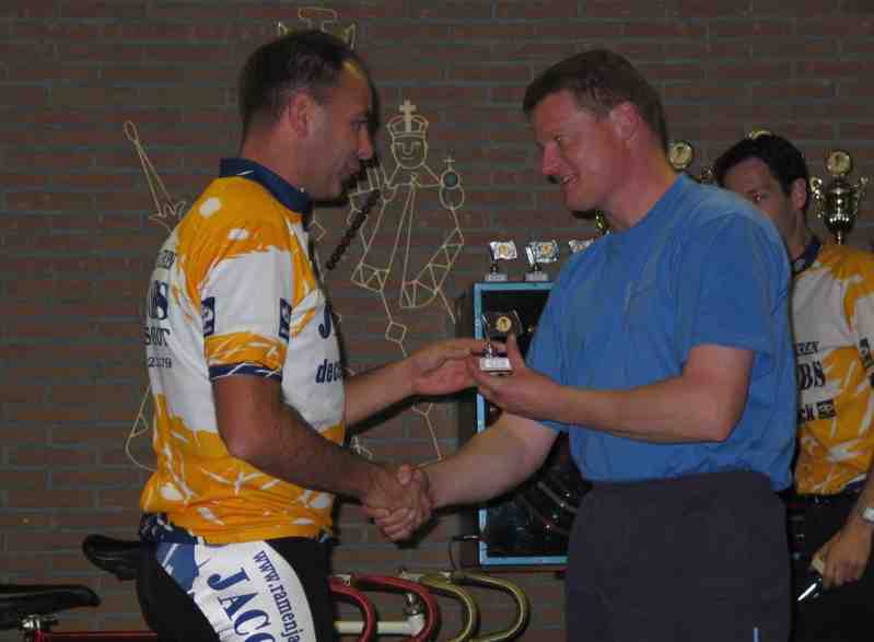 Prijsuitreiking ploeg ...
... van ploeg ... krijgt de trofee voor de ... plaats. Proficiat !
