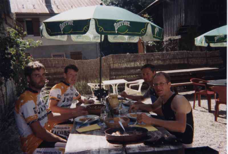 middagmaal in Le Petit Bornand
van fietsen krijg je honger
