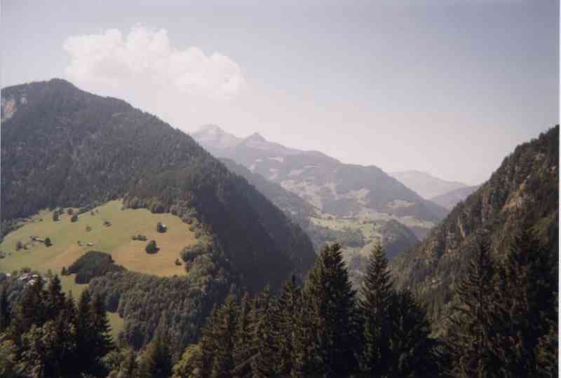 Beklimming van de Cormet du Roselend 1
met zicht op de valleien in de buurt
