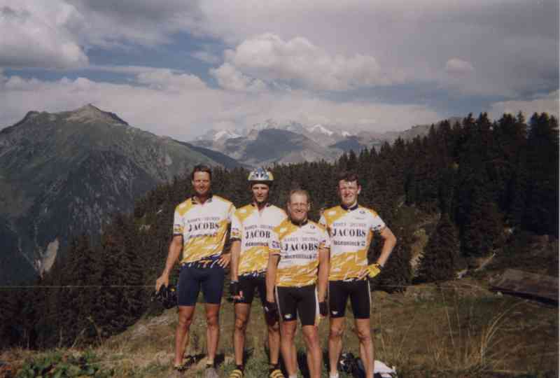 Zicht op de Mont Blanc vanop Col du Pre
En dus laten de Nissorappers de kans niet liggen om er mee op de foto te gaan staan.

