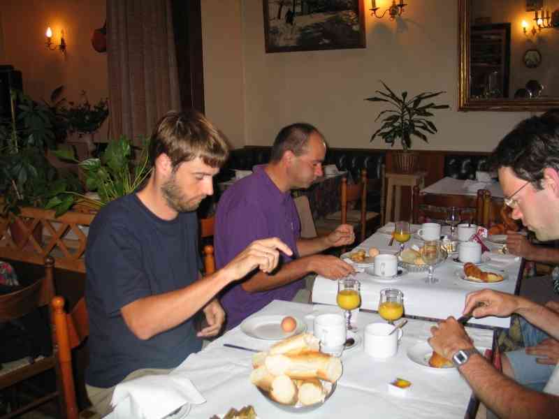 Goed eten is belangrijk
"In nominis patris et filiis .. "lijkt Raf zich nog zijn latijnse lessen te herinneren. Voor hem zal het liever "panem en circensenses" (brood en spelen) geweest zijn, daar in de achtertuin van de Alpen.
