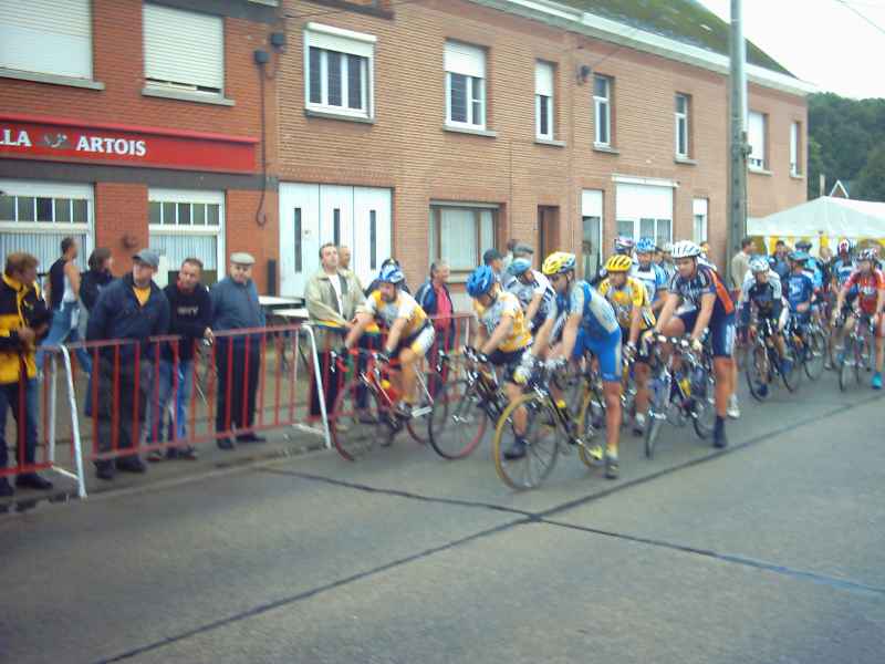 Bert en Johan rijden Grote Prijs van Itegem
Bert en Johan aan de start. Ze beginnen alvast met de goede taktiek, vooraan starten wil zeggen dat je dat stuk alvast niet moet inhalen. Later zou het serieus anders uitdraaien: Bert wint de spurt van een groepje gelosten, waarin hij alle afstoppingswerk deed. Johan strandde op een ereplaats in het achtervolgend peleton, op twee leiders, dat tweemaal spurtte omdat ze het de laatste ronde niet door hadden.
