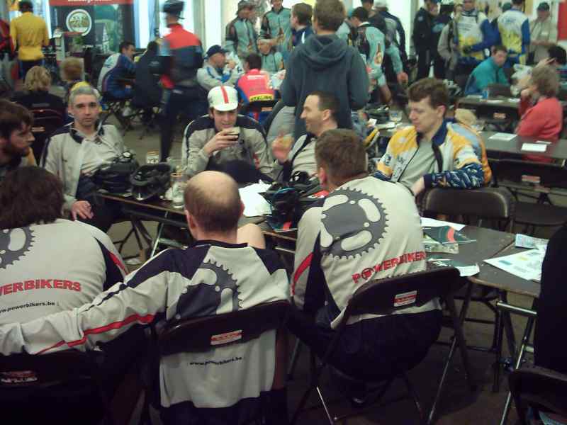 Verbroederen met Powerbikers
Zij reden de mountainbike RVV
