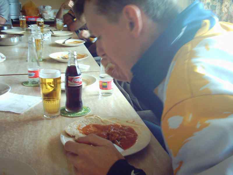 Goulash met 
Wat valt er op op deze foto: de andere borden op de achtergrond zijn al lang leeg, en dat van de Pit niet, en, naast die cola staat al een volle pint te wachten. Typischere Pit-foto kan niet.
