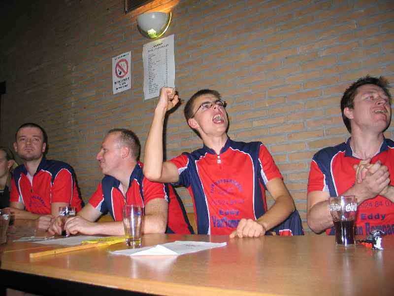 Supporters WTC 't Papwiel
Ploeg 1 die uiteraard supportert voor ploeg 2 en omgekeerd : Filip Van Bael, snelste van 2003, staat op scherp !
