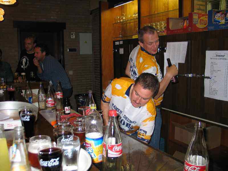 Bediening
Rudy en Krak geven ook volle petrol .. en mazout, en duvel, en spa, en cola, ...
