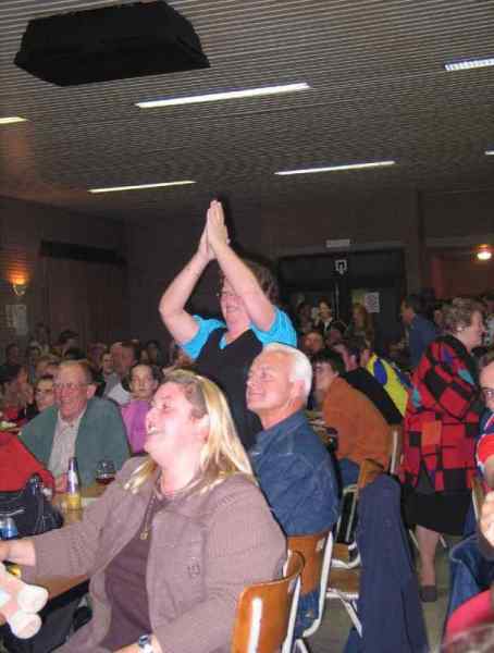 Supporters
De supporters van WTC 't Papwiel gaan uit de bol. Hun team heeft net de reeks gewonnen en legt zo de basis voor de hoofdprijs.
