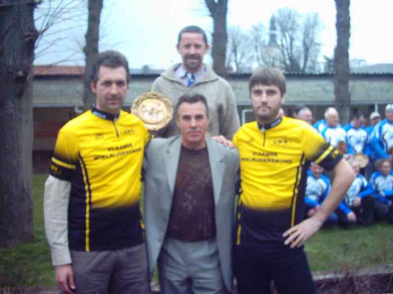 Gouden ontmoeting
Lucien Van Impe is de sympathiekste aller tourwinnaars. Geen probleem om mee op de foto te staan met onze drie prijswinnaars (Bert koos voor de trofee, en Koen en Raf voor het VWB-shirtje), en als Koen graag het shirtje laat handtekenen zorgt Lucien zelf voor de stift. Spijtig dat het kodakske niet kon scherp stellen, maar laat dat dan maar die zweem van nostalgie naar de zoete jaren '70 voorstellen.
