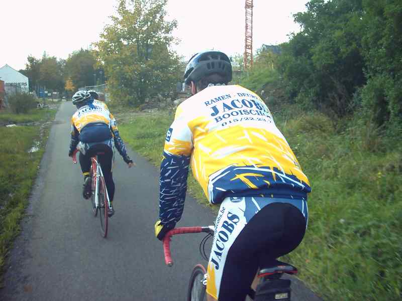 Bert signaleert
We rijden daar toevallig op een oude treinspoorweg en dan neemt Bert graag de conducteursrol op. Als hij maar niet in mijn kaartje knipt !
