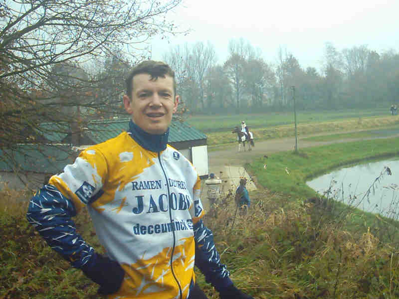 Zie ginds komt de Sint
Pit heeft een goed-heilig man gespot aan de boorden van de Nete in Westmeerbeek (of all places!). Koen heeft direct een goed idee: een fotootje met Pit ter herinnering en speciaal voor zijn kindjes, die pas de nacht tevoren een bezoekje hadden gehad van de vrome kindervriend.
