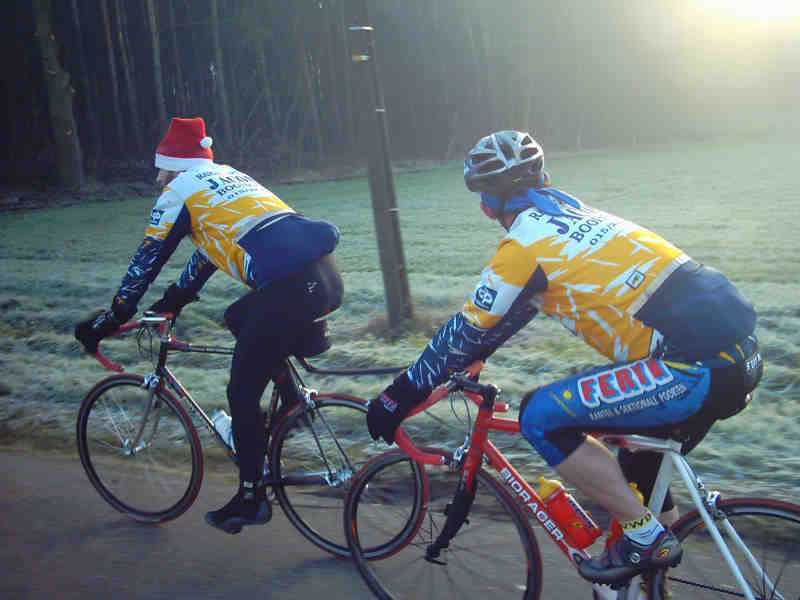 Richting Poederlee
Raf en Bert bij een laaghangende zon en bitter koud maar droog weer op 2e Kerstdag in Poederlee.
