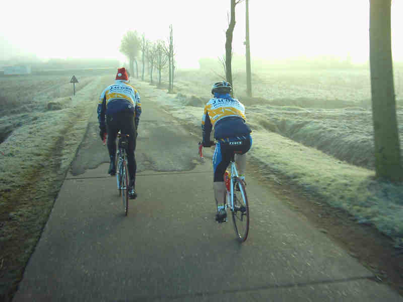 In het Lilse nevelland
Bedrieglijk koud is het vandaag. Bert (let op de kniebroek en geen winterlaarsjes!) zal het geweten hebben. Straks in Herentals-Wolfstee neemt hij de wijk naar Hallaar vanwege bevroren teentjes. Koen en Raf pikken dan nog een lusje Tongerlo en Stippelberg mee.

