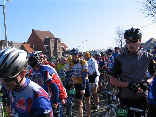 Aanschuiven geblazen!
Fre schuift aan in een "gezellige" drukte bij de eerste controlepost in Oudenaarde. Hij verliest er in ieder geval zijn goed humeur niet bij.
Keywords: RVV BWB