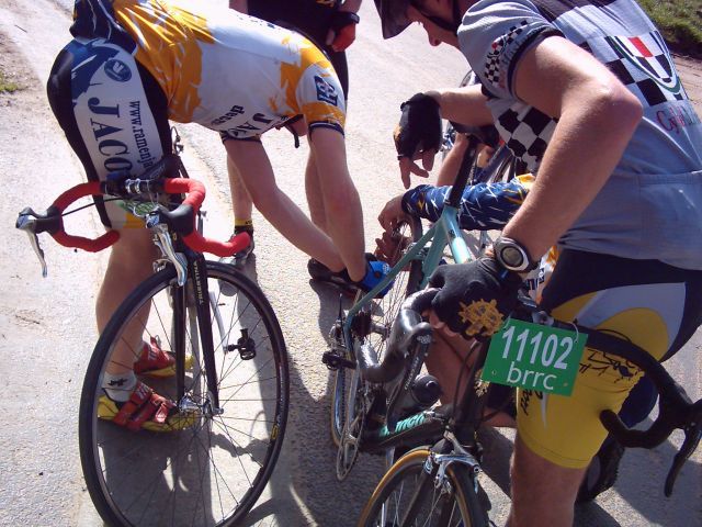 Broederliefde
Johan probeert een gebroken spaak weg te moffelen in het wiel van broer Paul
Keywords: rvv bwb