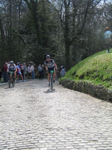 Paul beklimt de Kapelmuur
De laatste loodjes voor Paul op de Muur van Geraardsbergen
Keywords: rvv bwb