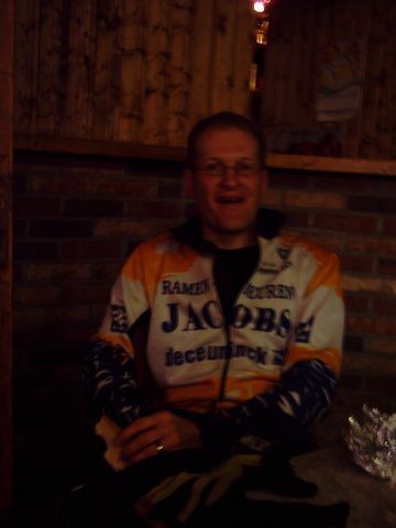 Eet maar goed, Koen
Johan uiteraard in goede doen, vertrouwt erop dat Koen de nodige voorraad inslaat. In het cafe was het licht precies al uit, en even verder zou dat van Koen ook uitgaan, cola en koeken ten spijt.
