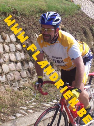 Lachende Bert
Gelukkig voor Bert stond de Flandrien fotograaf op een van de eerste hellingen van de Mario Aerts anders zou hij zo niet meer lachen! ;-)
