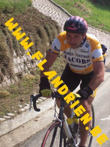 Rustige Danny
Danny rijdt rustig naar boven op een van de eerste hellingen van de dag.
