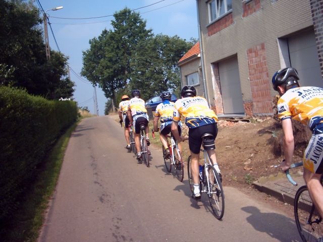 Plateau Vinkeberg
Daniel voert het peletonnetje aan op de Vinkeberg
