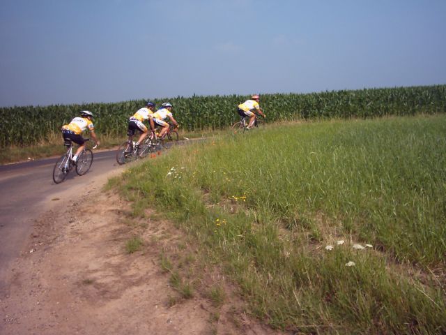 Minder keren, minder koren
De titel is een verwijziging naar een foto van vorig jaar, [url=http://www.nissorap.be/fotoalbum/displayimage.php?album=120&pos=3]"Keren bij het koren"[/url],
genomen op dezelfde plaats op de Vinkeberg. Deze keer waren we met minder in beeld dan toen, en ook was er minder koren dan toen.
