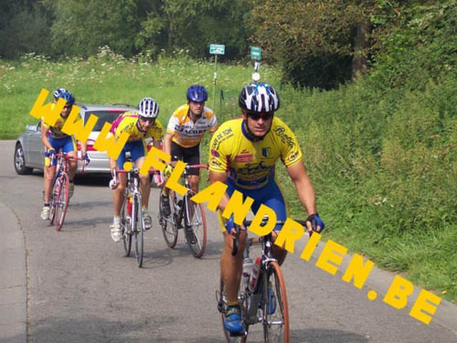 Raf in het groepje
Een groot deel van de rit werkten we af met een aantal renners van Cyclo Peelman. Het resulteerde in wat gezonde naijver en dus een hoog tempo. Bij de splitsing van de 150 en de 130 km verloren we ze uit het oog want zij gingen niet mee voor de langste afstand.
