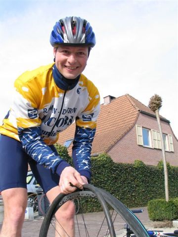 Fre plat met glimlach
Voor de sommigen is een platte band een hele opgave. Voor de Fre is het een klusje van niets. Een lesje voor geinteresseerde onhandige harries tijdens onze herdenkingsrit Memorial Monsere.
