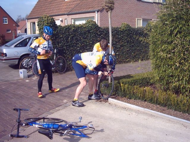 Direct oppompen
Bij voorkeur tegen een stabiel voorwerp, dan kun je beter en sneller pompen. Hier niet echt het goede voorbeeld uit een voortuintje maar Fre zal, als bomenliefhebber, wel met de nodige voorzorgen te werk gaan.
Heeft u gelet op de tijd ? Op amper 5 minuten zijn we terug weg. Tot de volgende keer!
