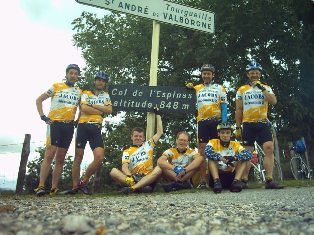 Poseren op de Col de l'Espinas
Op deze prachtige beklimming langs een smal asfaltbaantje door de kastanjebossen werd vooraan serieus slag geleverd tussen Warre en Johan en dat gaat voor Ã©Ã©n van beiden niet zonder gevolgen blijven ...
