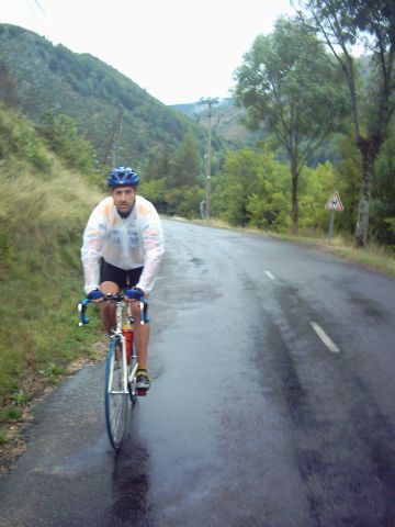 Koen op de Col de Finiels
Koen in volle beklimming. Goed wetend dat hij de rest pas boven zou terugzien gaf hij zijn kodakske mee met Johan die iedereen vlotjes voorbij reed en dan ook nog even fotografeerde.
