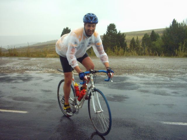 Oef hij is daar!
Na een dikke 20' minuten in de regen en koude zien we Koen eindelijk ook op de top verschijnen, hij heeft het nog warm van het klimmen en ziet er duidelijk gelukkiger uit dan ons.
