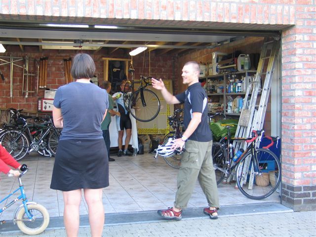 Wim the mechanic
Jeff already was nervous for this ride, but Johan even made him more nervous by working on his bike a few minutes before departure.  When Wim arrived he was immediately invited to show his craftsmanship.
Keywords: Arne Jennifer Johan Wim Jeff