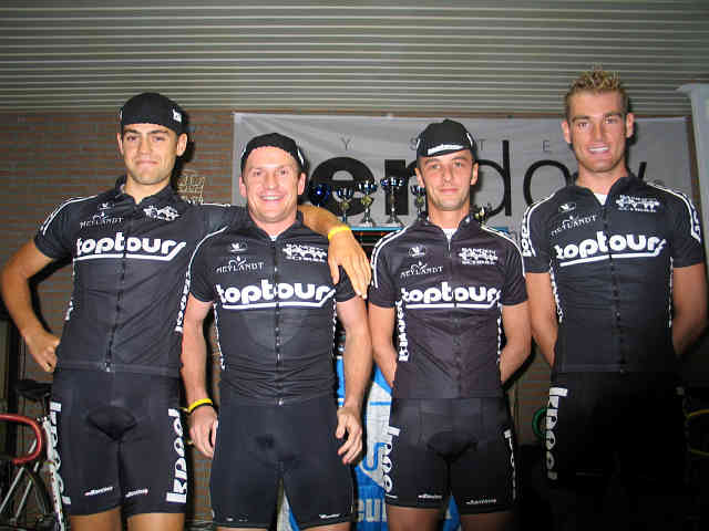 Proloog Knoet Cycling Team 1
Ploegrit voor Knoet Cycling Team 1, nieuwkomers, van de bekende wielerfanaten-kroeg
