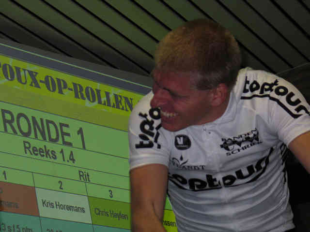 Reeks 1.4.3.
Michel Mergaerts (Knoet Cycling Team 1) : controlerende blik op het scorebord
