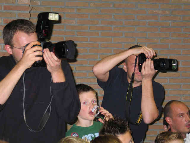 Paparazzi
Heel wat 'schoon' volk in de zaal, klaarblijkelijk !
