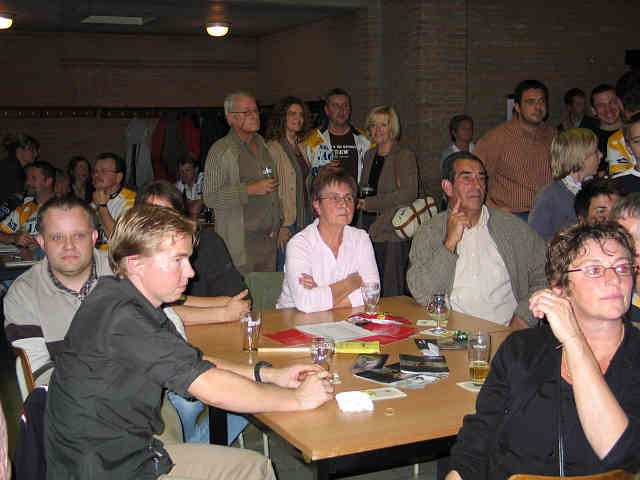 Supporters 8
Van achter in de zaal de renners vooruitjagen 
