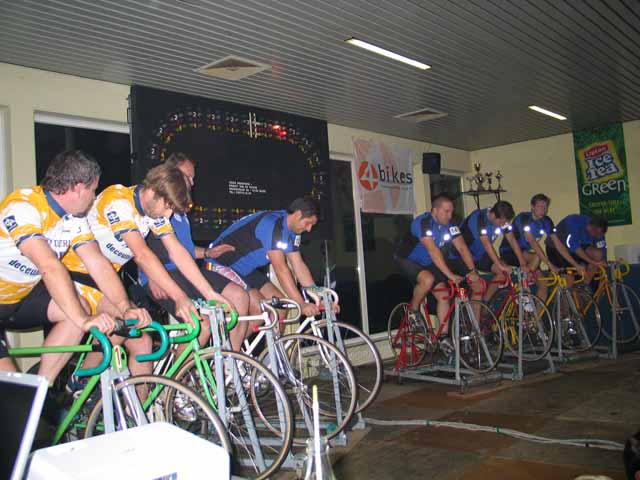 Eerste ronde Nissorap
Team Veutterap, Bert en Raf, voor hun eerste ronde. Let op de opstelling met 8 fietsen van Ronny Van de Vijver waardoor de teams van 2 renners telkens met beide renners tegen 4 andere ploegen fietsen om punten (ronde 1) of plaats (ronde 2) of tijd (ronde 3)
