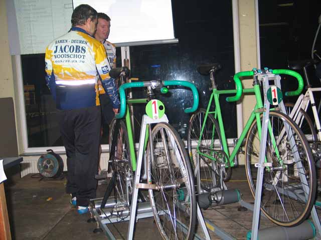 Waar zetten we Rafke ?
Met al die fietsen, 2 lampenbakken, een scorebord en een jury aan een podium is het lastig om ook nog een top-dj te plaatsen. Afin, daar ergens zal wel volstaan.
