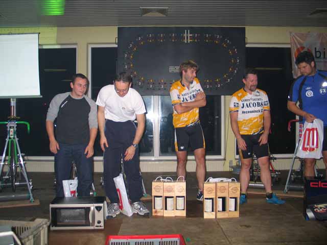 Podium 
Ook de 2e plaatsen op het podium, en die winnen een barbequeset, Veutterap !
