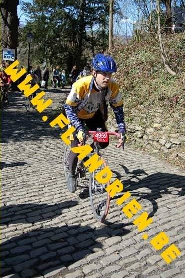 Ronde van Vlaanderen BWB 1
Raf beklimt vlotjes in het zonnetje (na een hele dag in de regen) de Muur van Geraardsbergen.

Keywords: Ronde van Vlaanderen Muur Geraardsbergen