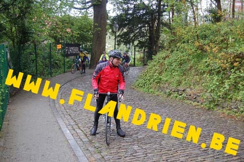 Omloop van Vlaanderen 2
Paul (ook gastrijder en tevens broer van Johan), ziet het niet zitten en neemt even de tijd om het wegdek van de muur te bestuderen.
Keywords: Omloop van Vlaanderen VWB klassieker