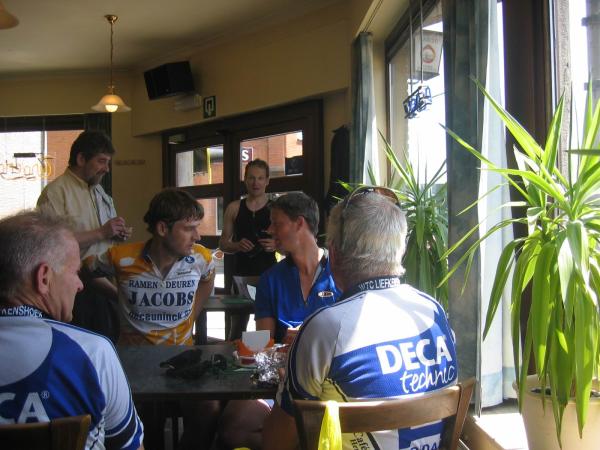 Een eerste rustpauze
In de buurt van Riemst (dacht ik?) stopten we voor een eerste tussenstop.
De rit zou ons uiteindelijk over Hallembaye-Planck-Rode Bos-Vaals-Vijlnerbos-Eyserbosweg-Keutenberg in Valkenburg brengen waar we dan nog de Cauberg bedwongen. Johan en Raf reden dan nog verder naar Bilzen om daar de trein naar huis te nemen. (totaal: 210km).
Noot: van de 13 starters (3 Nissorap) reden er slechts 6 (2 Nissorappers) de rit volledig uit!!!
