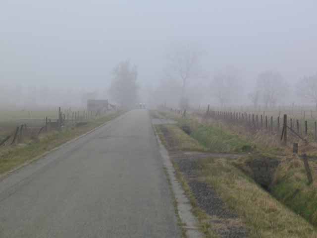 Mist op de Lange Dijk.
Koen is vandaag weg kapitein van dienst.  Eerste opgave van de dag is het overwinnen van de Lange Dijk.
