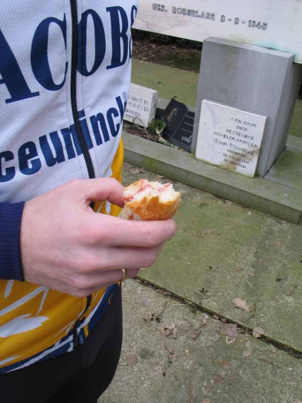 Pistolet met salami.
Hier ziet men wat winnaars eten. Of was de Pit weer gewoon te laat en moet hij noodgedwongen onderweg ontbijten?
